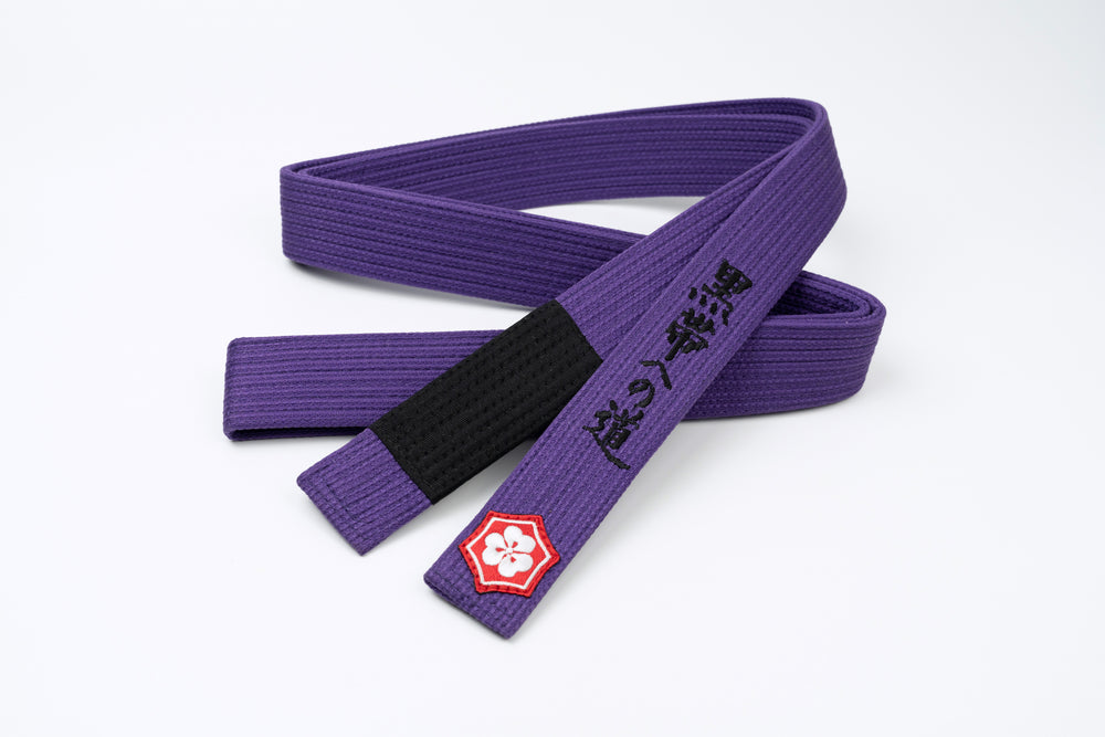 Vertical Japanese embroidery example on a belt